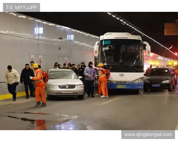 过路司机拍下夜间火海车祸若塔兄弟乘坐车辆熊熊燃烧场面